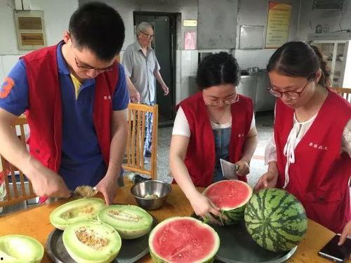 图片上奶奶吃瓜,甜蜜瓜果映笑颜