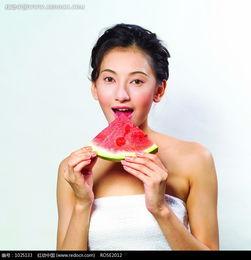 旗袍美女吃瓜图片,夏日风情尽展无疑