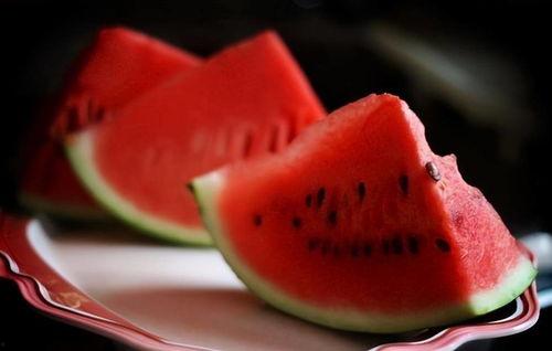 新疆吃冰瓜视频,冰瓜视频展现清凉一夏