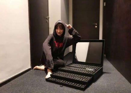 吃瓜mac口红男,男生视角下的美妆潮流解析